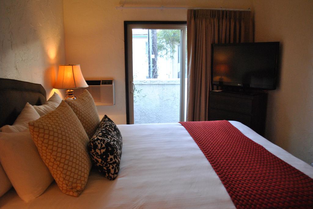 Palmoro House Hotel Santa Barbara Room photo